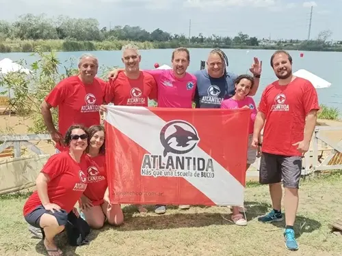 Foto del grupo de buceadores en espejo de agua El Buda. Diciembre 2022