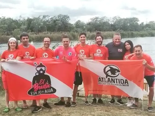 Foto del grupo de buceadores en espejo de agua El Buda. Diciembre 2022