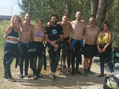 Foto del grupo de buceadores en espejo de agua El Buda. Marzo 2023