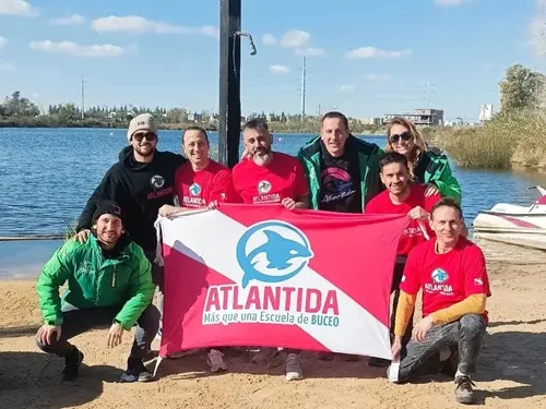 Foto del grupo de buceadores en espejo de agua El Buda. Julio 2024