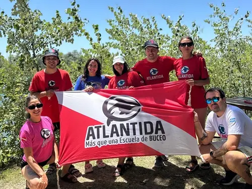 Foto del grupo de buceadores en espejo de agua El Buda. Enero 2026