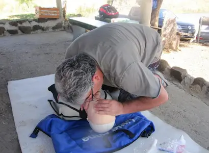 Alumno del curso Rescue Diver certificando EFR en cantera de Salto