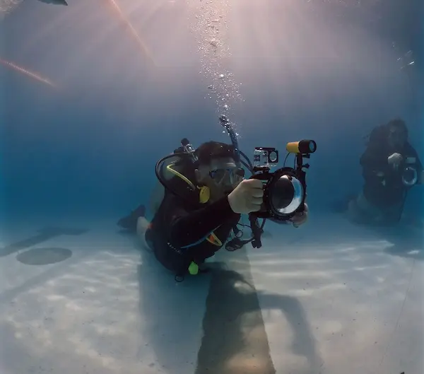 Alumno haciendo el curso de fotografía en pileta y fotografiando objetos