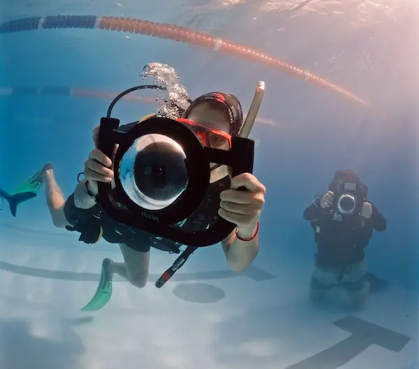 Alumno haciendo el curso de fotografía en pileta y fotografiando objetos