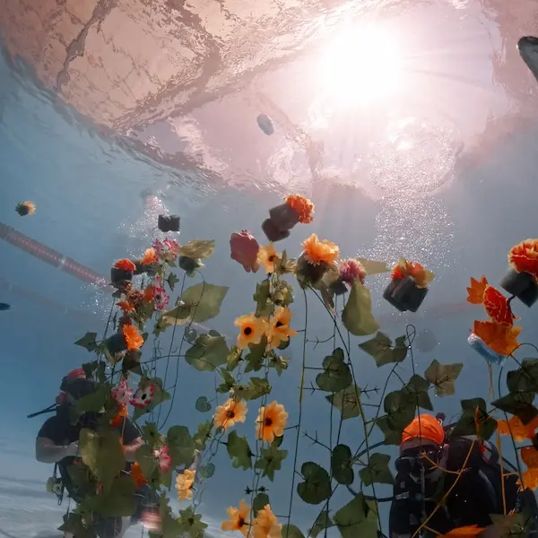 Alumno haciendo el curso de fotografía en pileta y fotografiando objetos