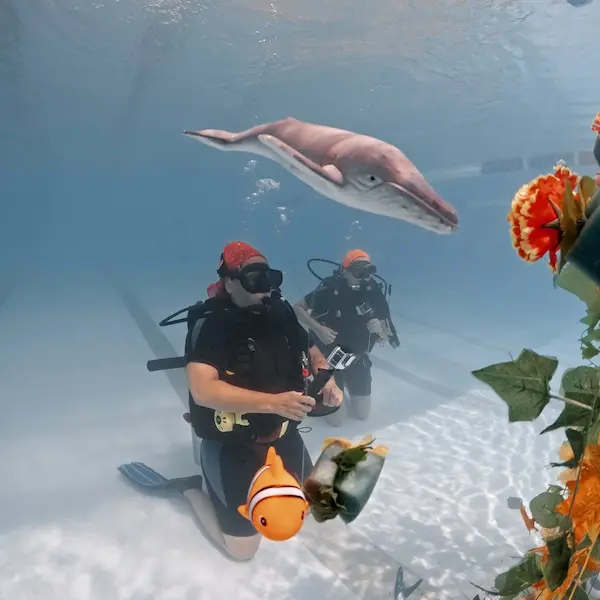 Alumno haciendo el curso de fotografía en pileta y fotografiando objetos