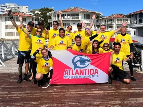 Foto del grupo de buceadores en San Andrés, noviembre 2024
