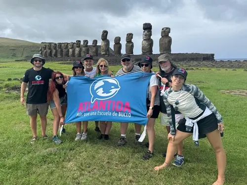 Foto del grupo de buceadores en Isla de Pascua, abril 2025